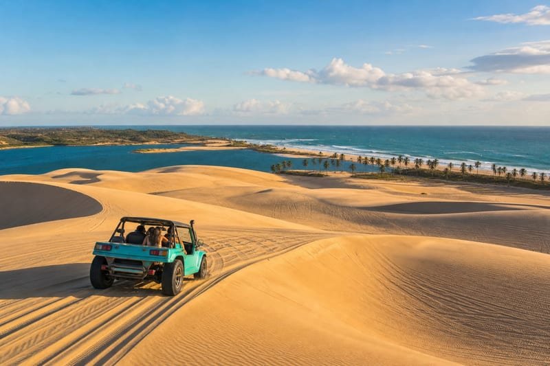 Passeio de buggy nas dunas de Cumbuco com lagoa e mar ao fundo