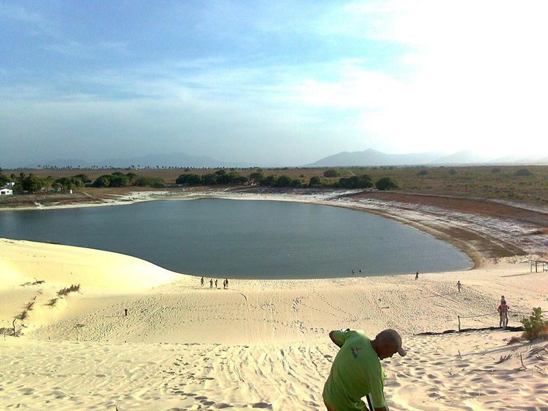 Lagoa entre dunas no Cumbuco em Caucaia