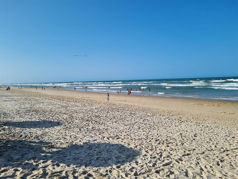 Praia do Futuro em Fortaleza com faixa de areia e mar aberto